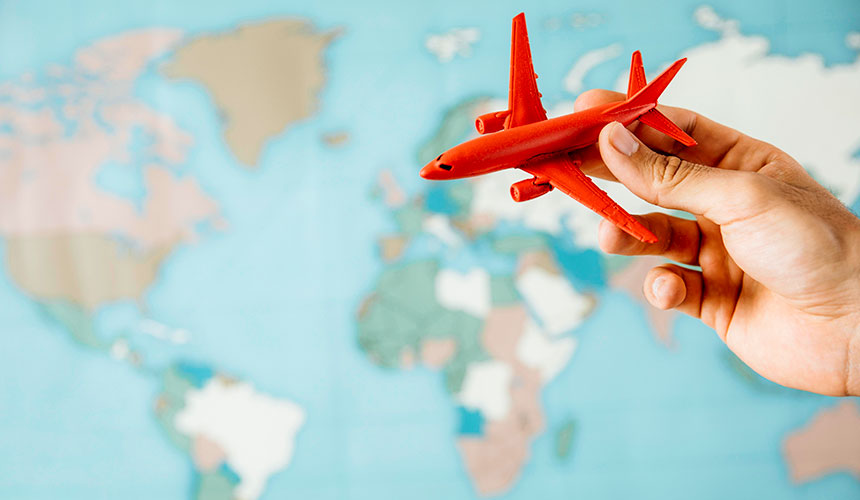 飛行機と世界地図